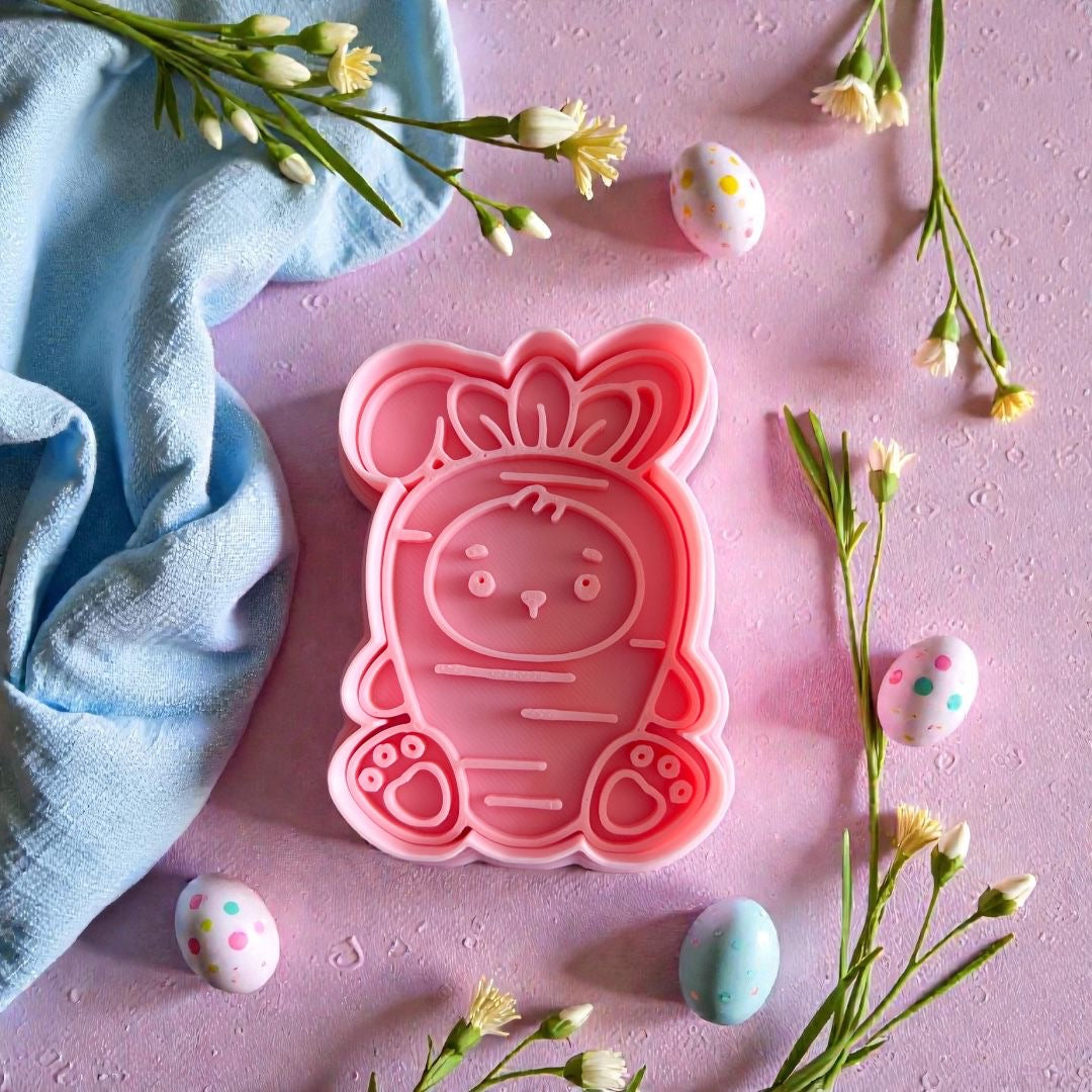 Cortador y sello de galleta Conejo disfrazado de Zanahoria pascua para fondant reposteria, galletas, masa fria y manualidades.