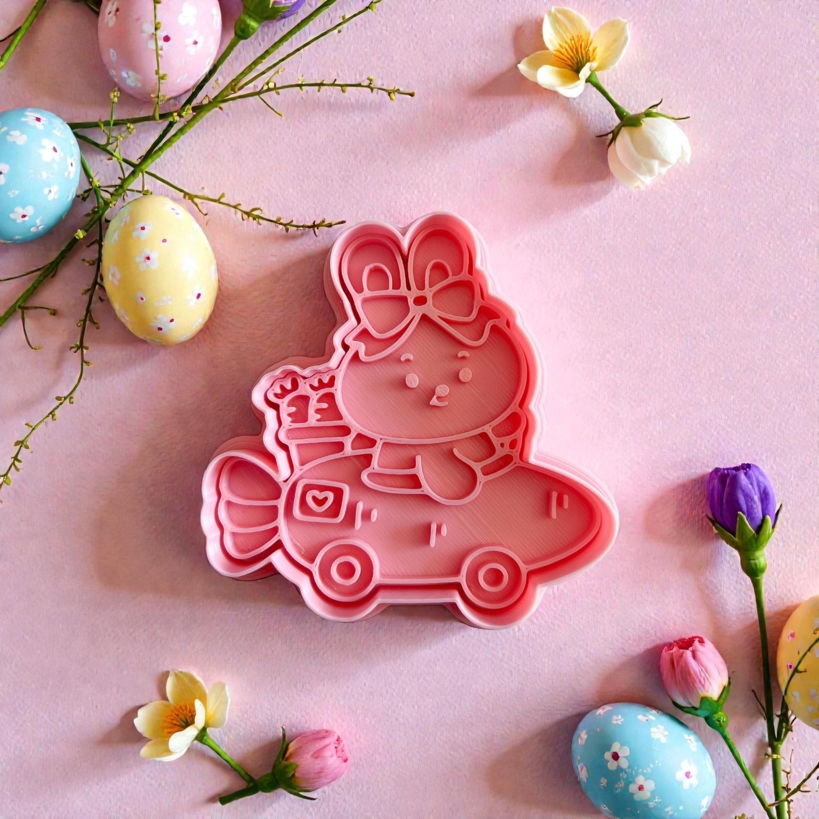 Cortador y sello de galleta Conejo Auto con zanahoria pascua para fondant reposteria, galletas, masa fria y manualidades.