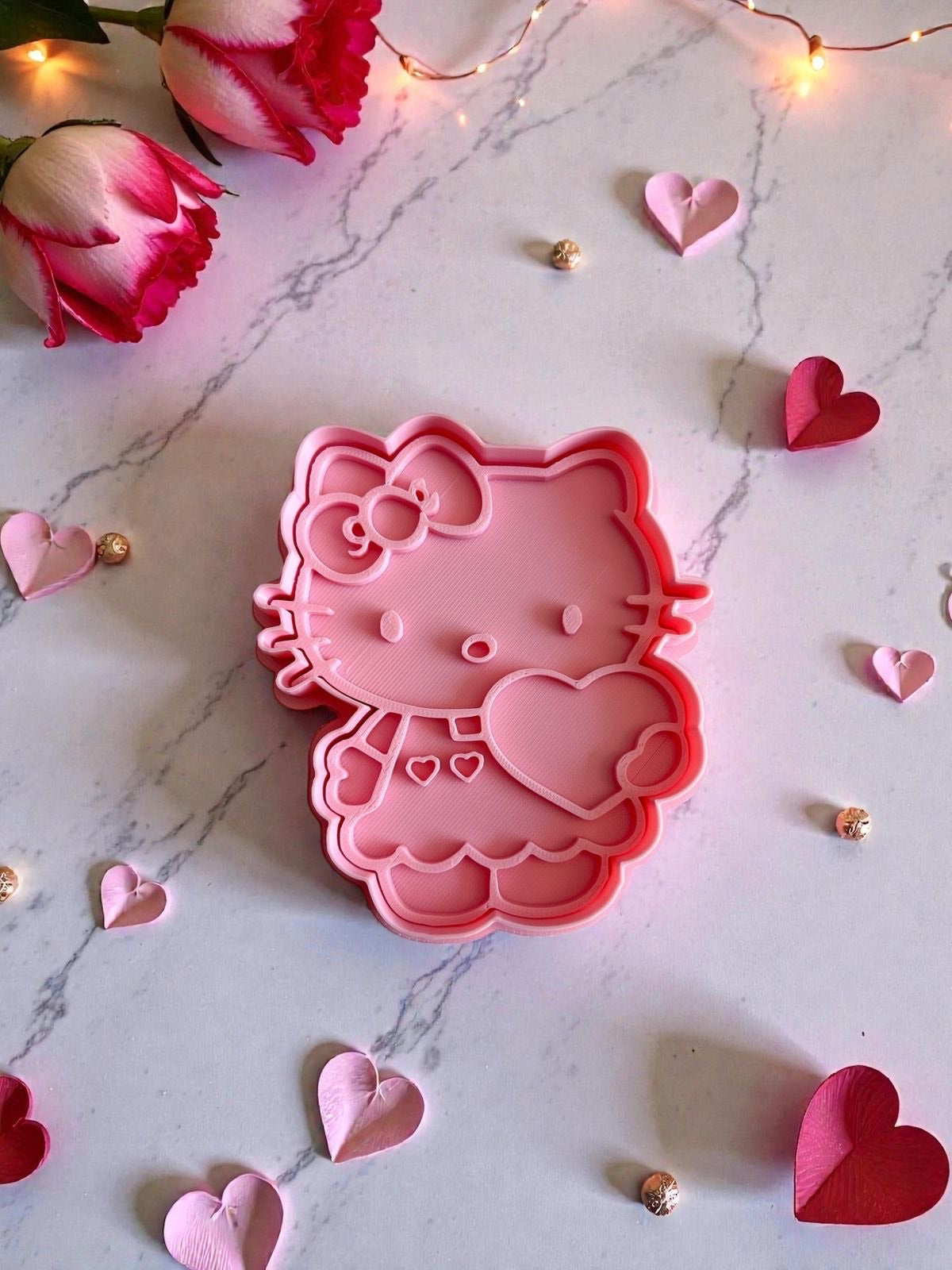 Cortador y sello de galleta Gata Kitty San valentoin amor y amistad para fondant reposteria, galletas, masa fria y manualidades.
