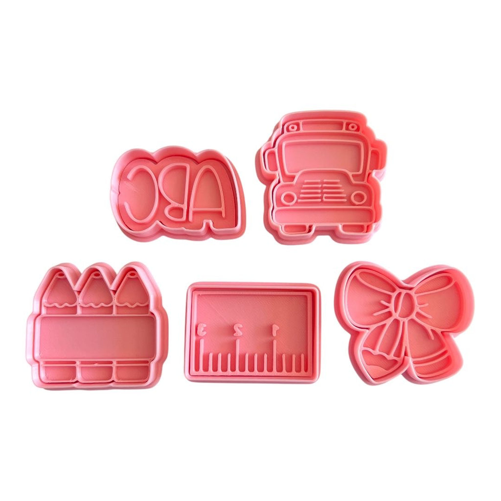 Cortadores y sellos de galletas Set de 5 figuras de KIT Escolar, lapiz, tijera de 5cm para fondant reposteria, galletas, masa fria y manualidades.