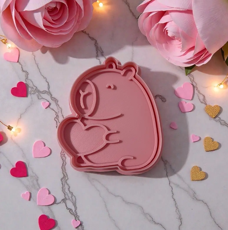 Cortador y sello de galleta Capibara enamorado para fondant reposteria, galletas, masa fria y manualidades.