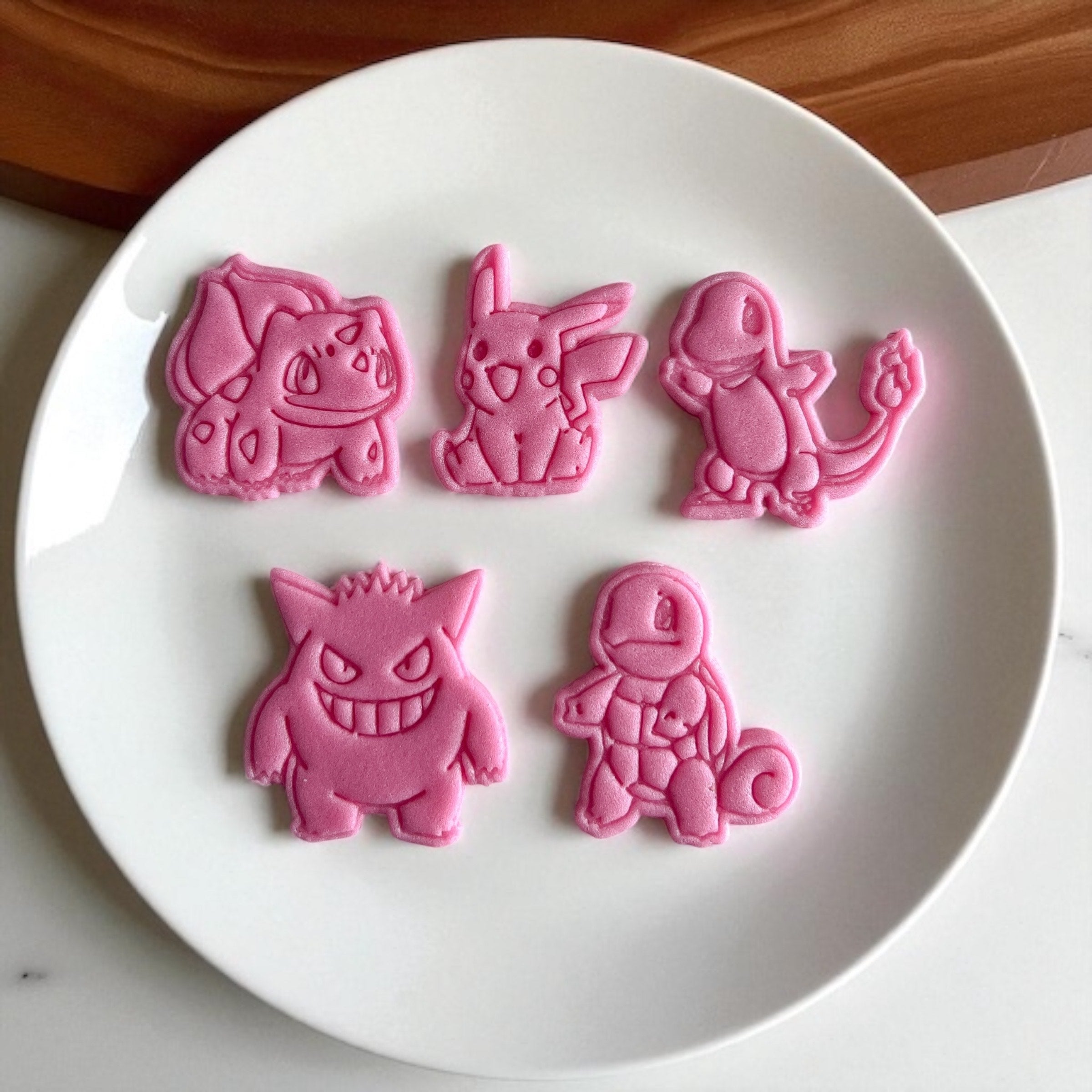 Cortadores y sellos de galletas, Set de 5 figuras de Anime de pelicula tematicos 5cm para fondant, reposteria, galletas, masa fria y manualidades.