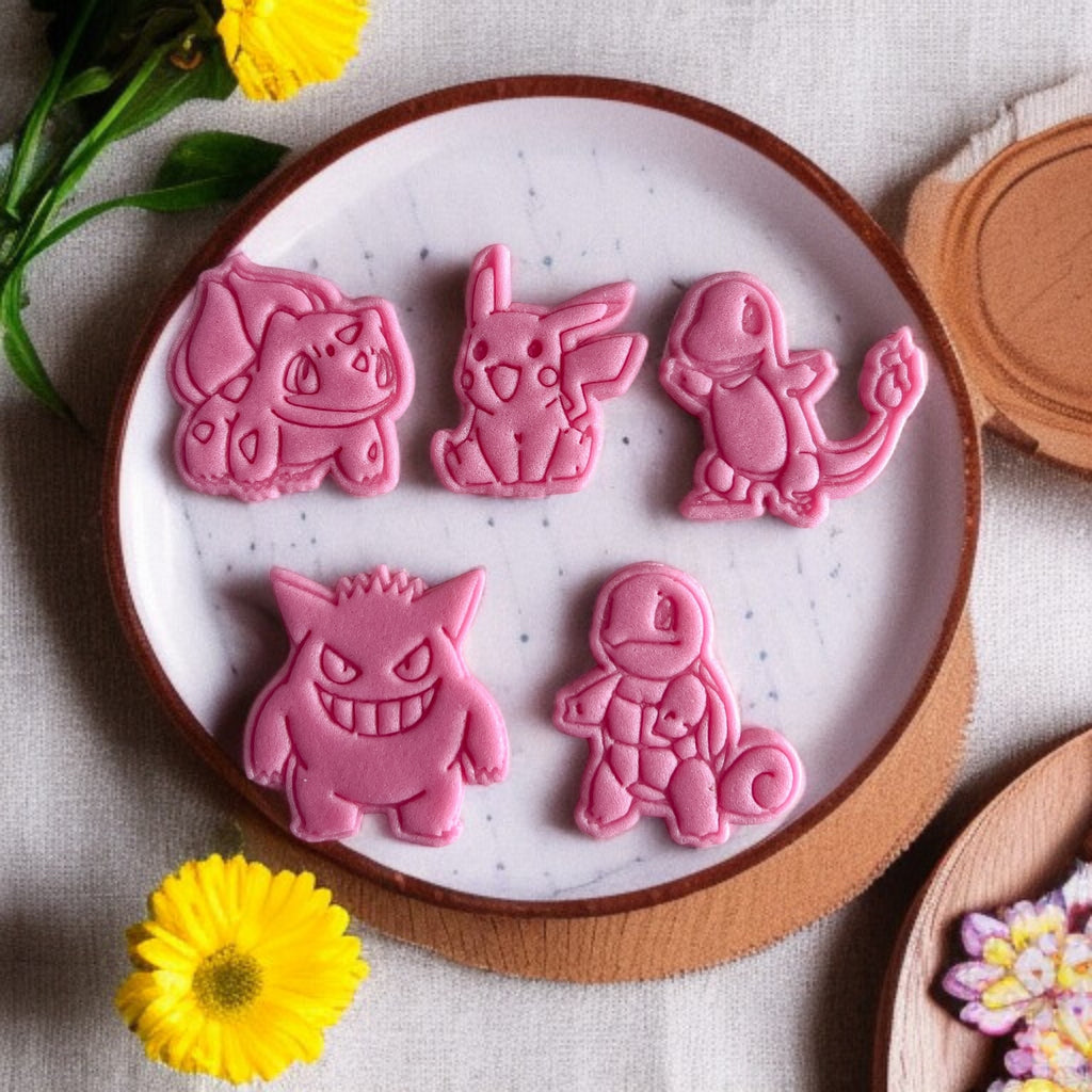 Cortadores y sellos de galletas, Set de 5 figuras de Anime de pelicula tematicos 5cm para fondant, reposteria, galletas, masa fria y manualidades.