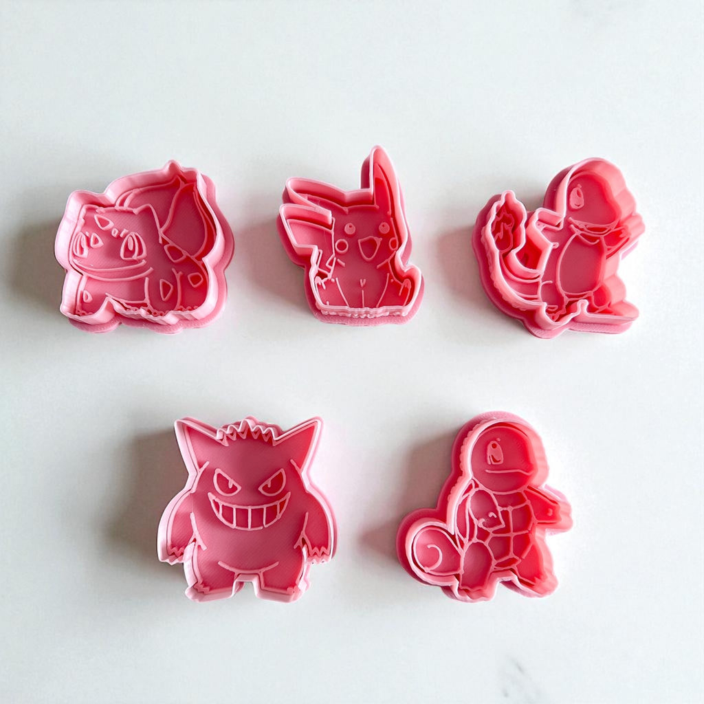 Cortadores y sellos de galletas, Set de 5 figuras de Anime de pelicula tematicos 5cm para fondant, reposteria, galletas, masa fria y manualidades.