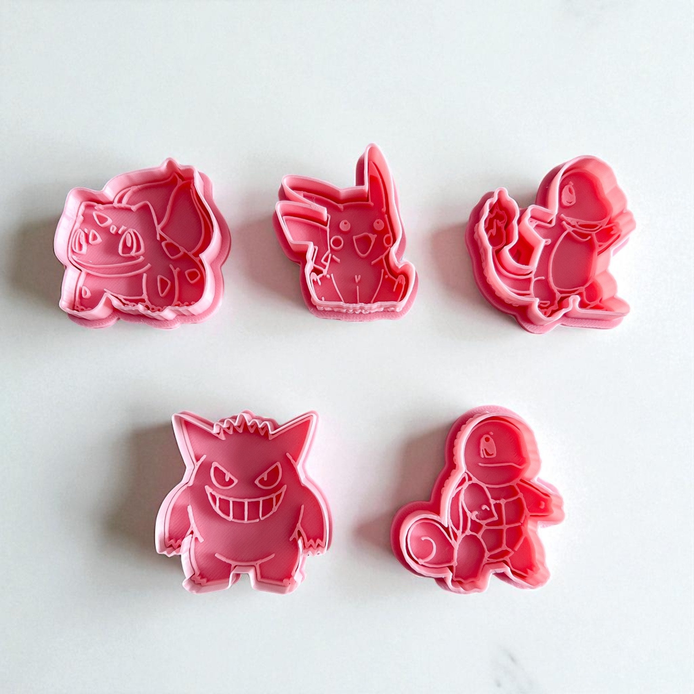 Cortadores y sellos de galletas, Set de 5 figuras de Anime de pelicula tematicos 5cm para fondant, reposteria, galletas, masa fria y manualidades.