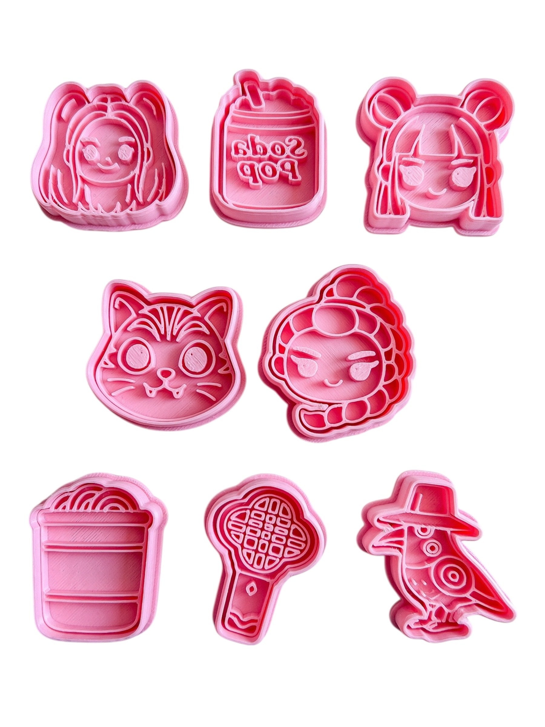 Cortadores y sellos de galletas Set de 8 figuras de Las Guerreras De Kpop 5cm para fondant, masa fria, manualidades y galletas.