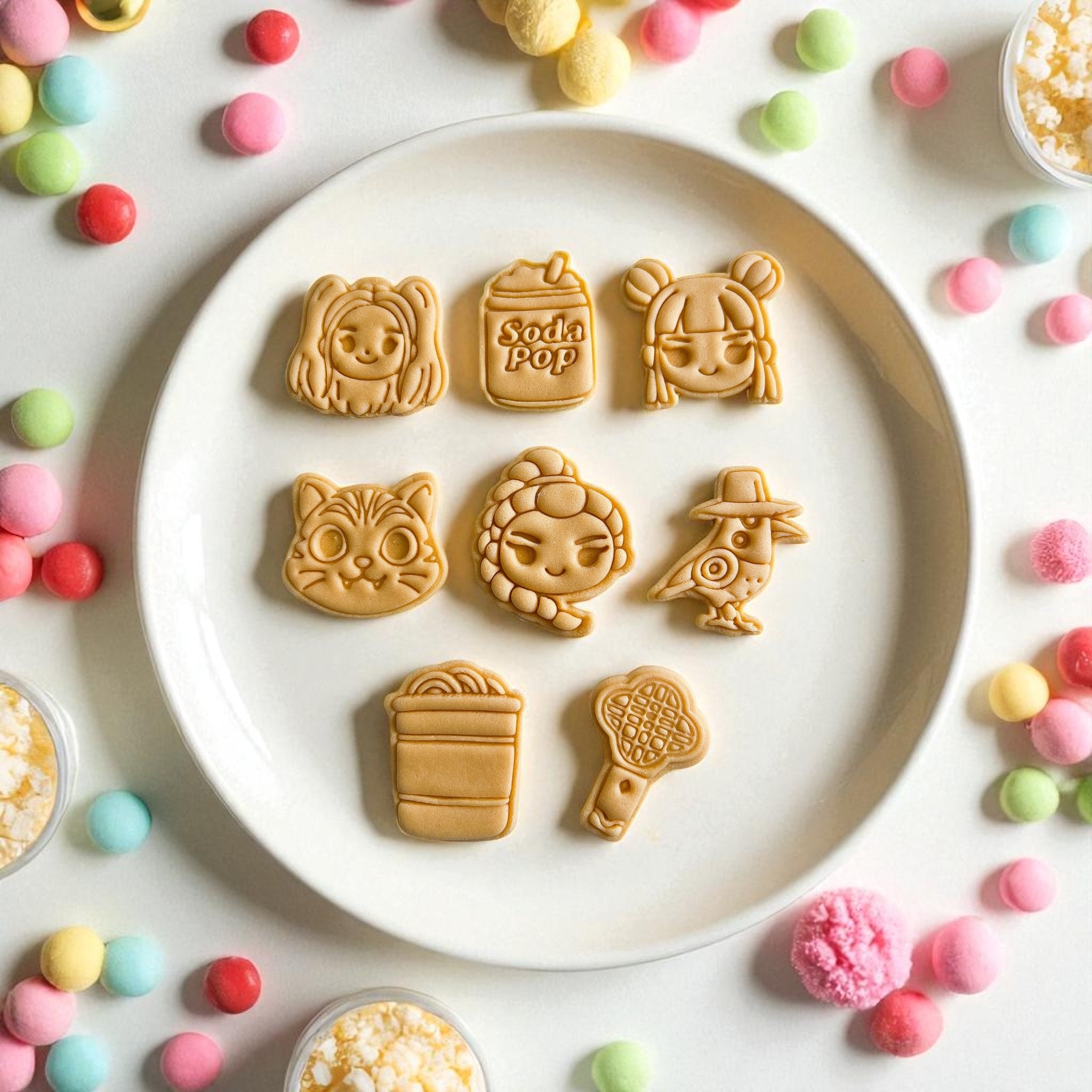Cortadores y sellos de galletas Set de 8 figuras de Las Guerreras De Kpop 5cm para fondant, masa fria, manualidades y galletas.