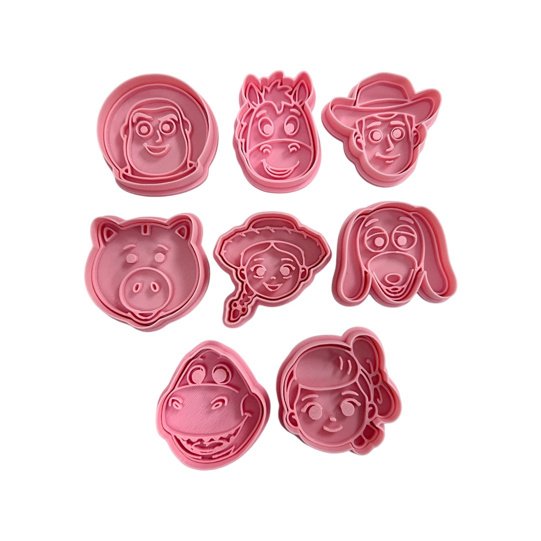 Cortadores y sellos de galletas Set de 8 diseños de juguetes animados de 5cm para fondant reposteria, galletas, masa fria y manualidades.