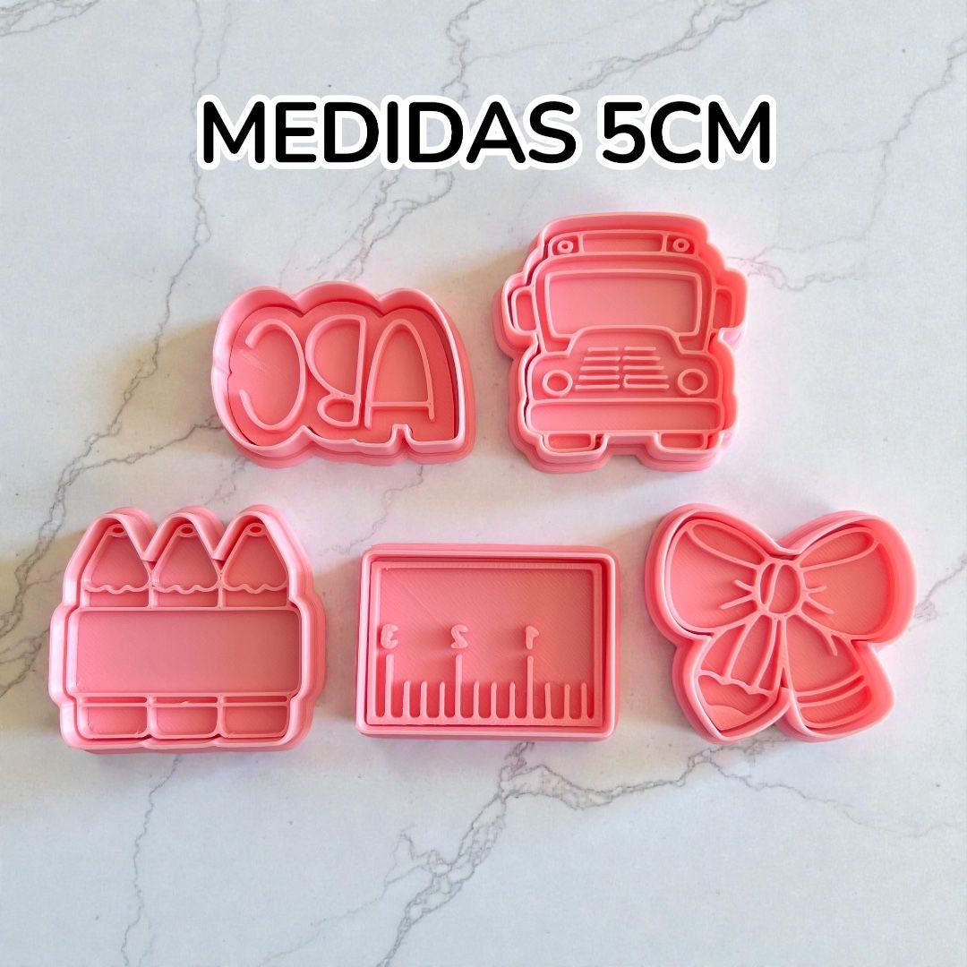 Cortadores y sellos de galletas Set de 5 figuras de KIT Escolar, lapiz, tijera de 5cm para fondant reposteria, galletas, masa fria y manualidades.