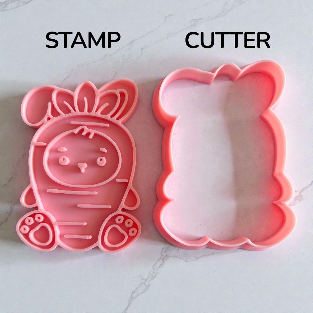 Cortador y sello de galleta Conejo disfrazado de Zanahoria pascua para fondant reposteria, galletas, masa fria y manualidades.